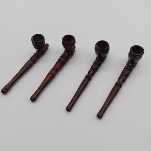 Tubo de madeira pequeno