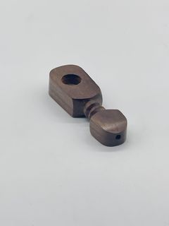 Aperte pequeno tubo de madeira