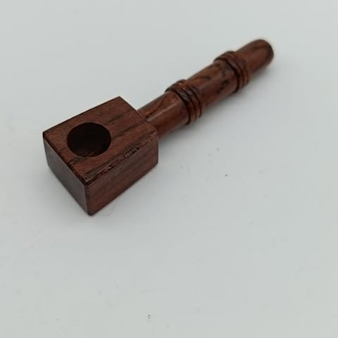 Tubo de madeira pequeno estampado