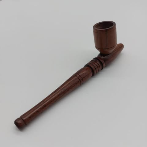 Tubo de madeira pequeno