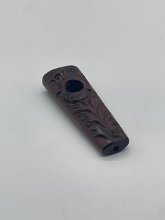 Tubo de madeira gravado marrom
