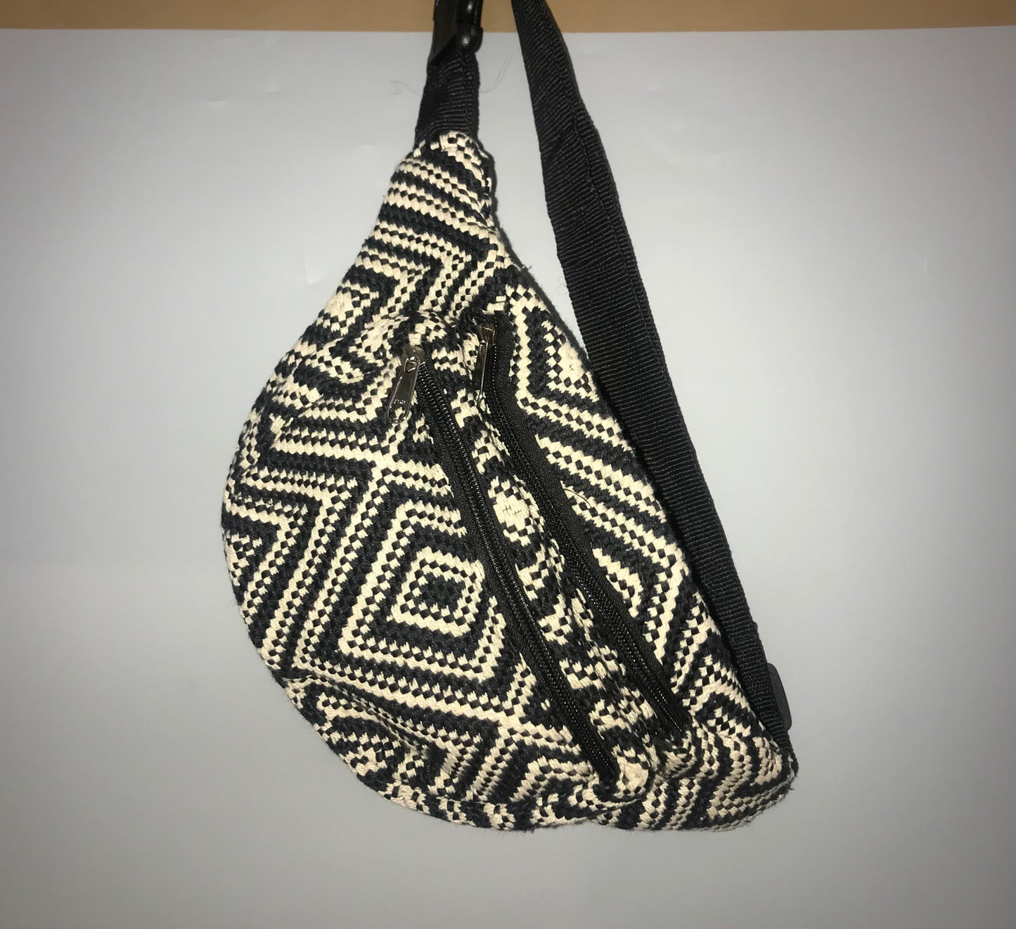 Bolsa de cintura bordada preta e branca - Chevron